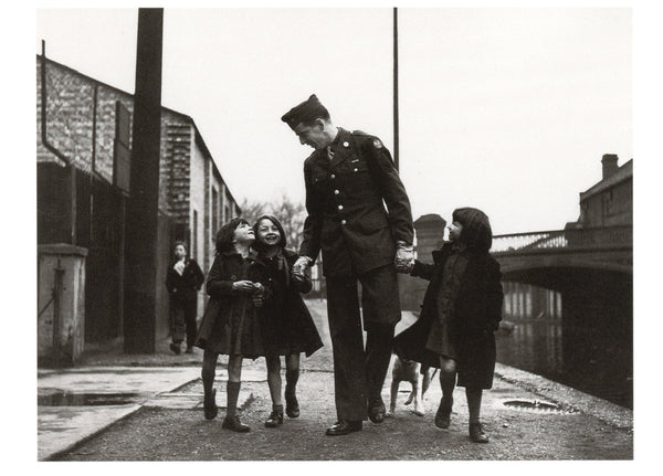 American soldier with war Orphans, London, 1943 by Robert Capa - 4 X 6 Inches (Postcard / Carte Simple)