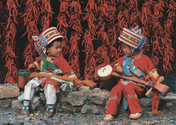 Enfants de l'éthnie Yi dans la Province du Yunnan, Chine by Pu Zhonghua - 4 X 6 Inches (10 Postcards)