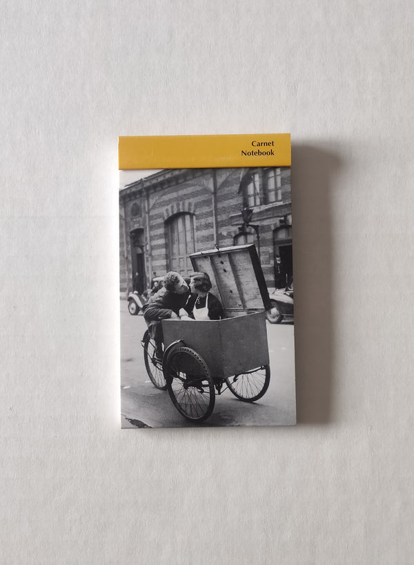Les amoureux aux poireaux, 1950 by Robert Doisneau - 3 X 5 Inches (Notebook)