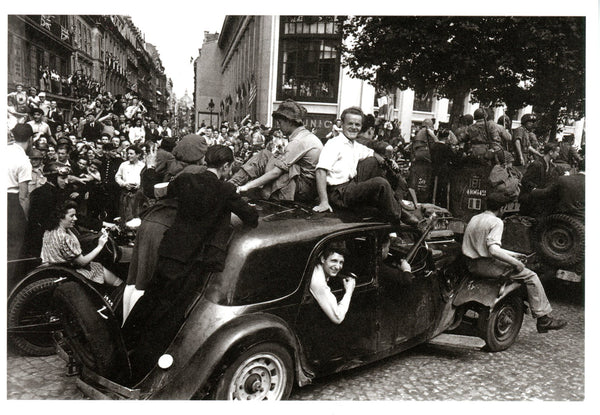 Liberation de Paris, 1944 by Robert Capa - 4 X 6 Inches (Postcard / Carte Simple)