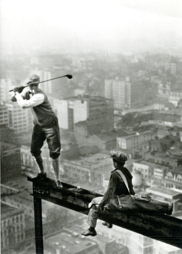 Golfing atop a Skyscraper / Golf sur un gratte-ciel - 5 X 7 Inches (Greeting Card)