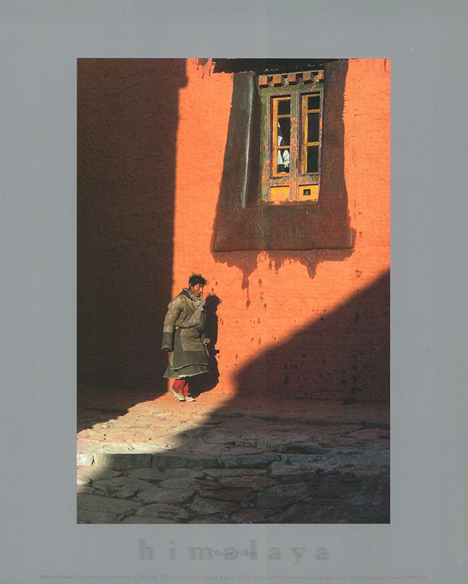 Un pèlerin au monastère de Drepung , Tibet by Olivier Föllmi - 10 X 12 Inches (Art Print)