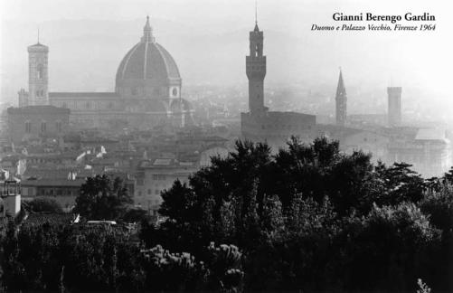 Duomo et Palazzo Vecchio, Florence 1964 par Berengo Gardin - 23 X 35 pouces (impression d'art)