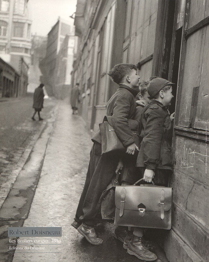 Les Écoliers curieux , 1953 by Robert Doisneau  - 10 X 12 Inches (Art Print)