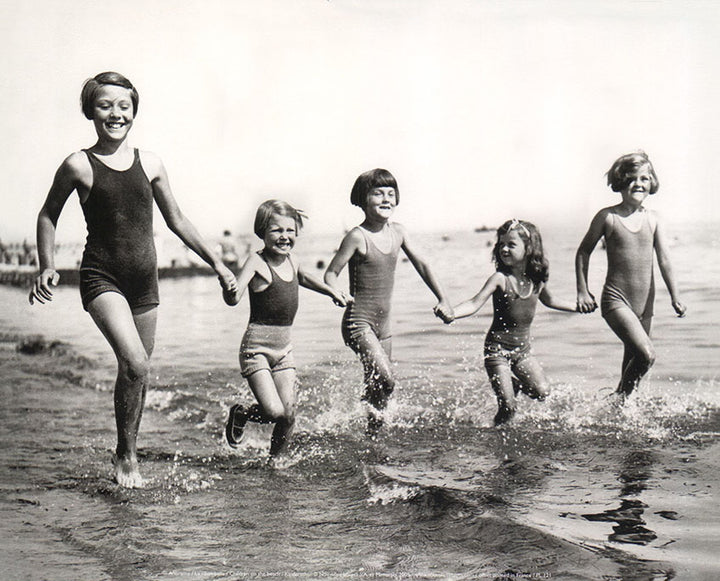 Children on the beach - 10 X 12 Inches (Art Print)