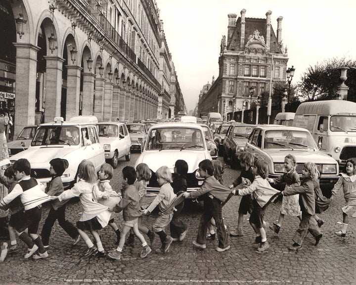 Les tabliers de la Rue de Rivoli, 1978 by Robert Doisneau - 10 X 12 Inches (Art Print)