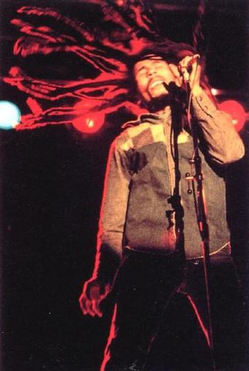 Bob Marley sur scène chantant (impression d’art stratifié)