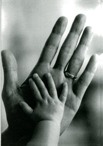 Mains de maman et de bébé par Andy Caulfield – 12,7 x 17,8 cm (carte de vœux)