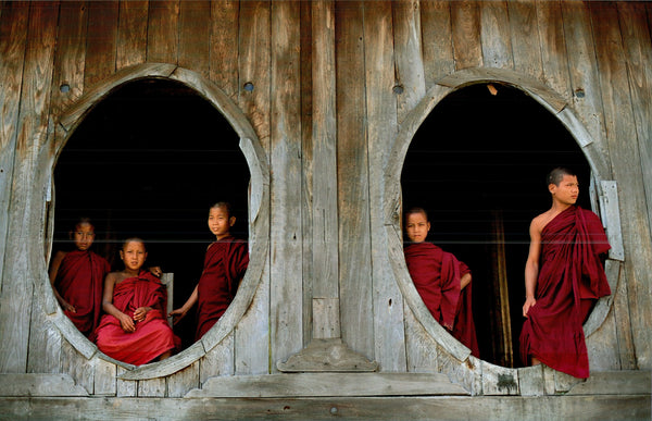Monastère bouddhiste, Nyannghwe, Birmanie par Christophe Boisvieux - 20 X 28" - Affiche Fine Art.