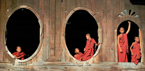 Moine au monastère de Shweyanpyay par Bruno Marandi - 20 X 40" - Affiche d'art.