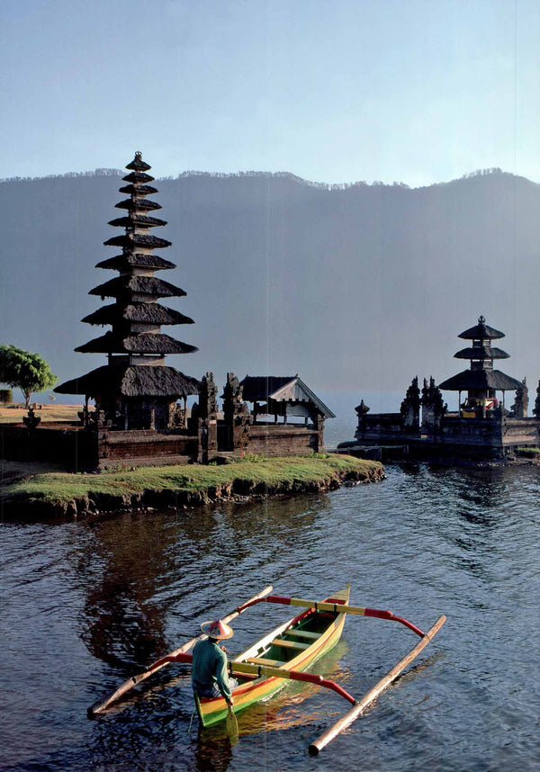 Lac Bratan, Bali, Indonésie - 20 X 28" - Affiche d'art.
